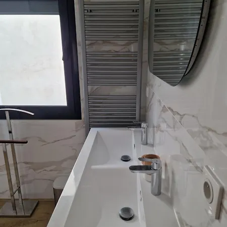 Maison, 4 Chambres, Metro, Climatisation *